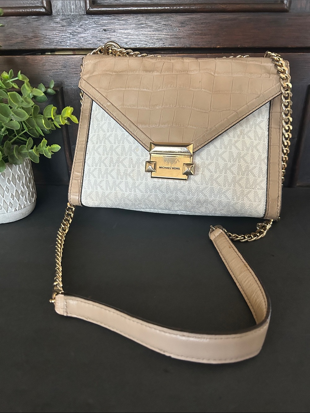 Michael Kors Beige & Off-White Chain Shoulder Bag